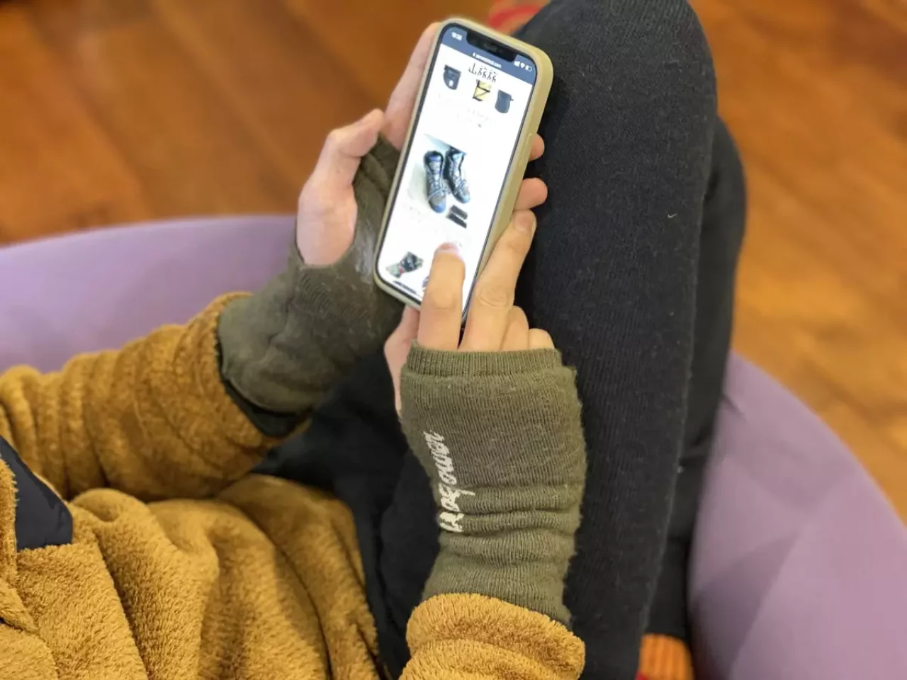 ウールパワーのリストゲイター スマホを操作