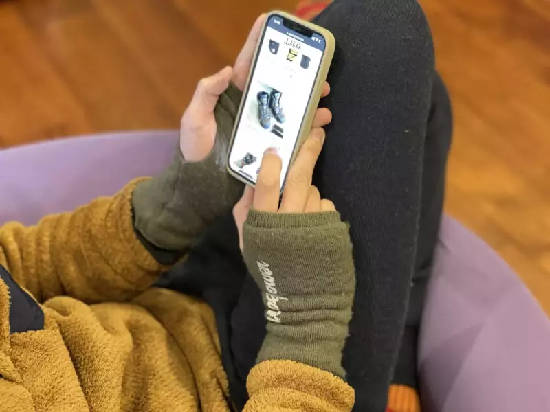 ウールパワーのリストゲイター スマホを操作