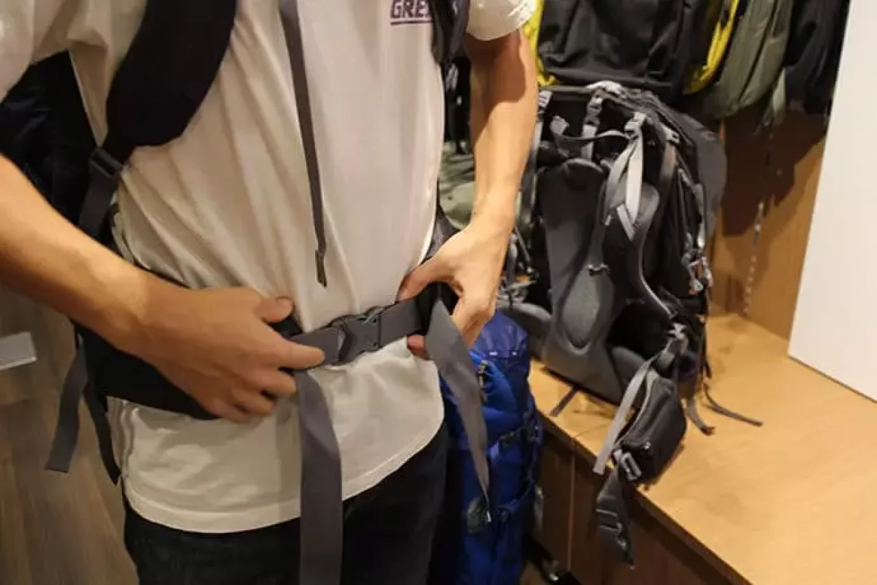 ザック、バックパックの背負い方