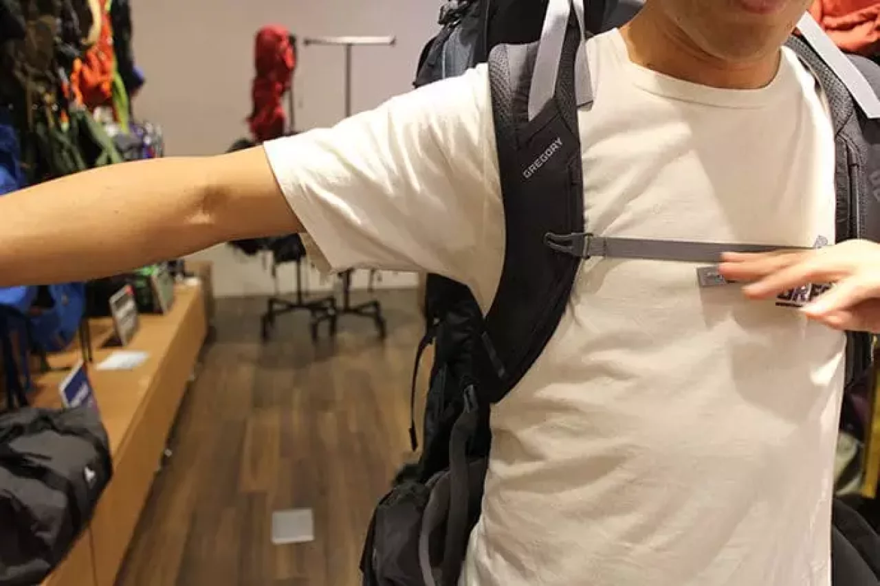 ザック、バックパックの背負い方