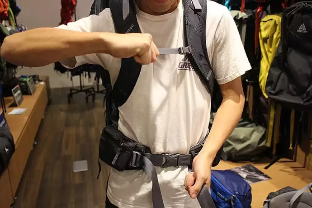 ザック、バックパックの背負い方