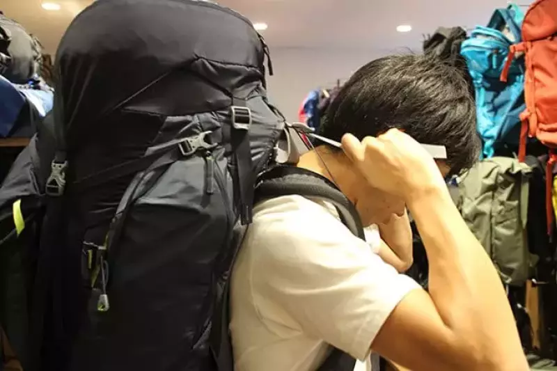 ザック、バックパックの背負い方