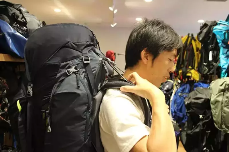 ザック、バックパックの背負い方