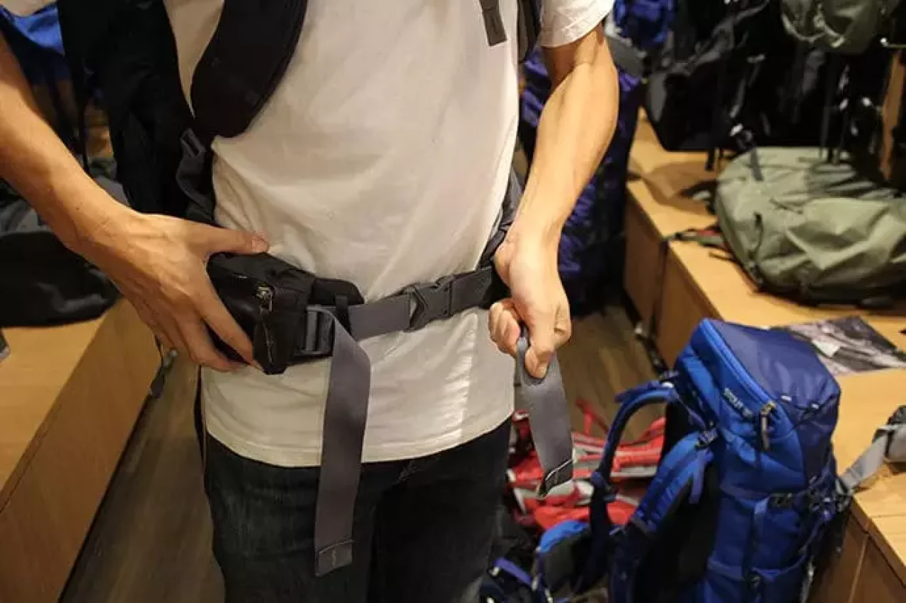 ザック、バックパックの背負い方