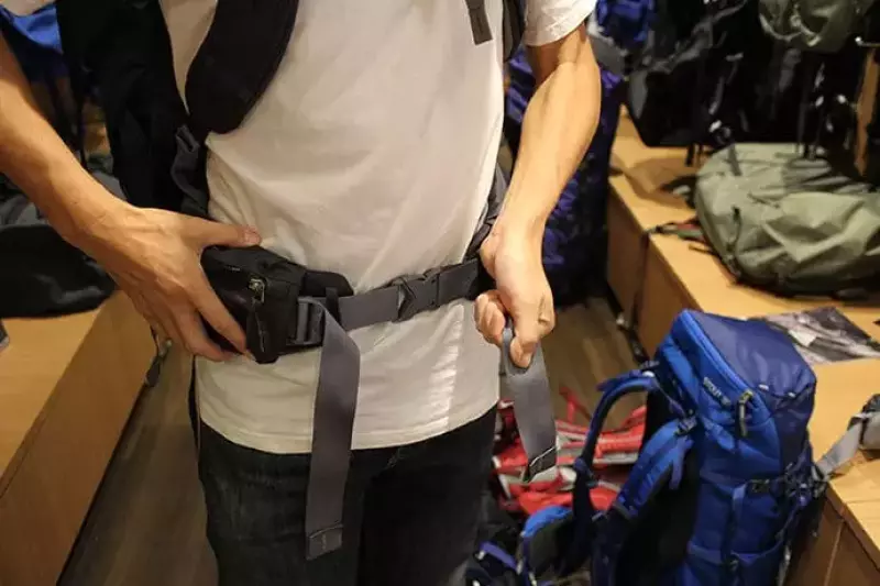 ザック、バックパックの背負い方