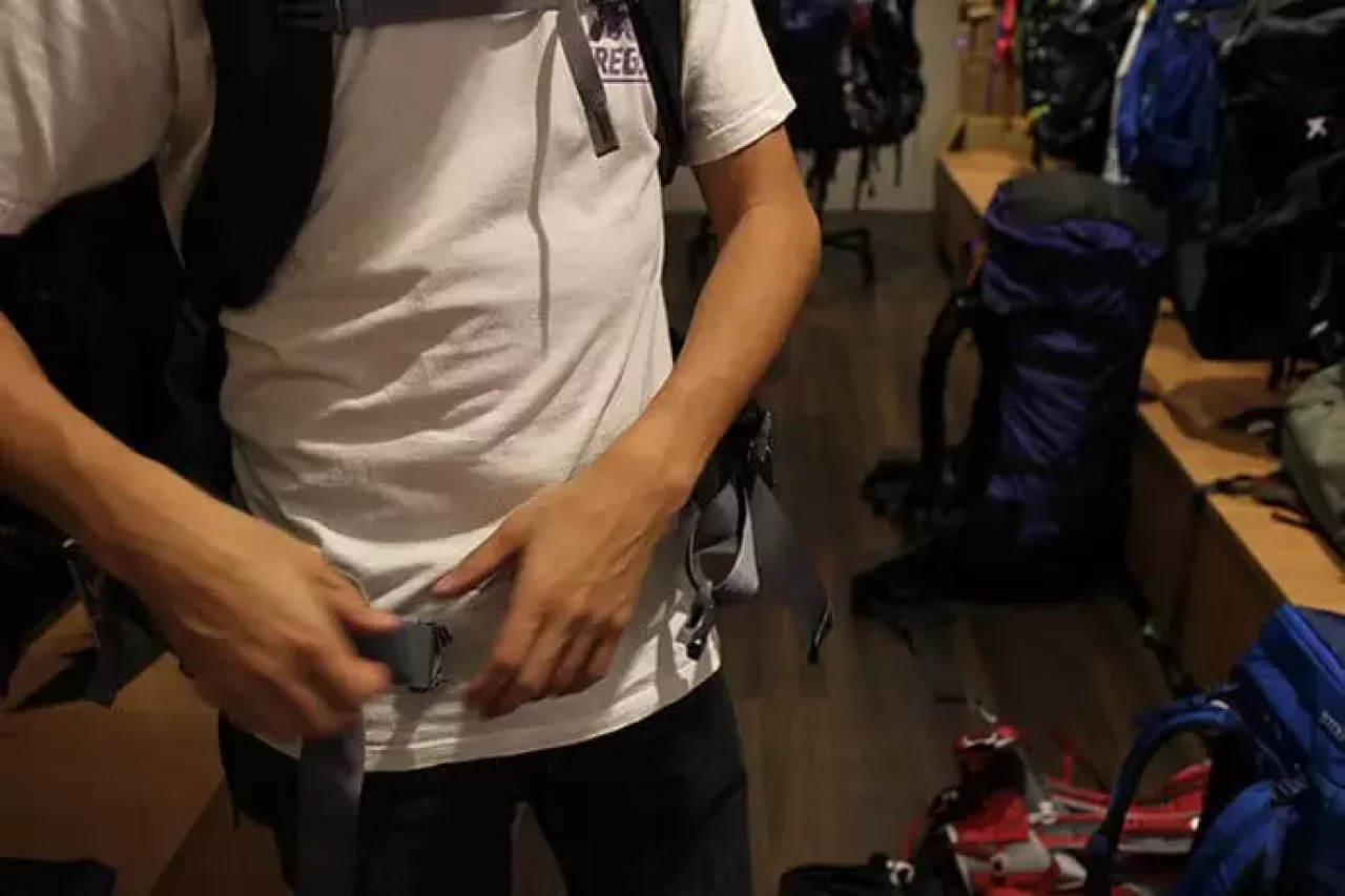 ザック、バックパックの背負い方