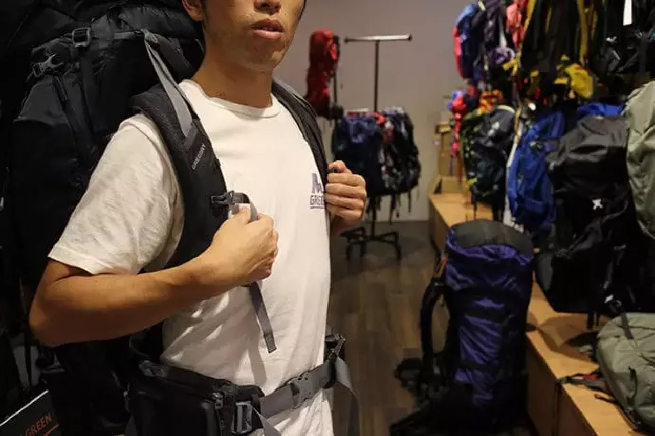 ザック、バックパックの背負い方