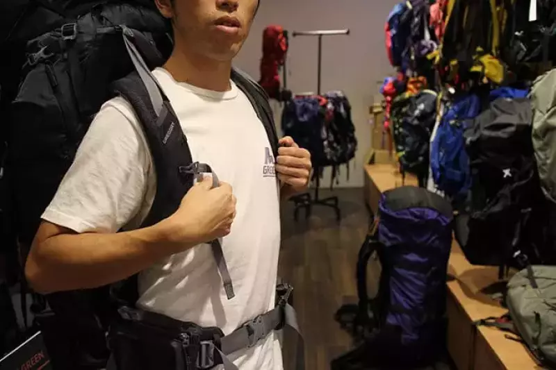 ザック、バックパックの背負い方