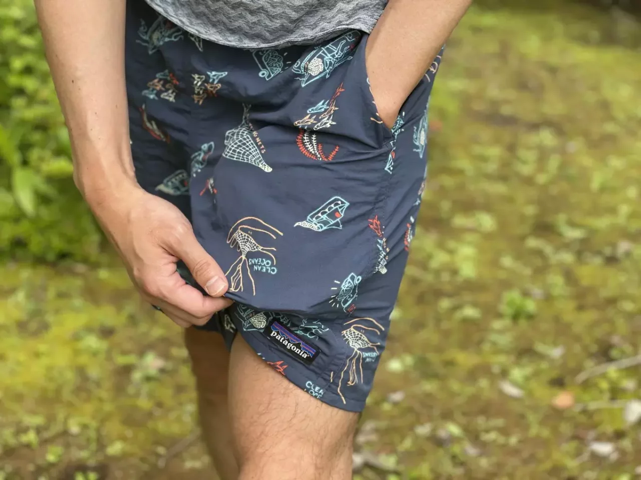 バギーズ・ロングのサイドポケットデザインと水はけの良い作り