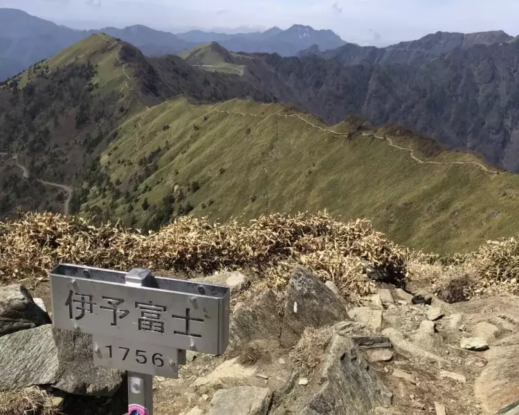 伊予富士方面を向いた伊予富士山頂の景色