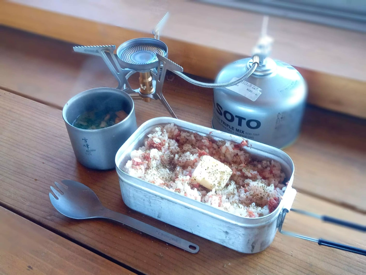 メスティン山ごはんレシピ-コンビーフ炊き込みご飯