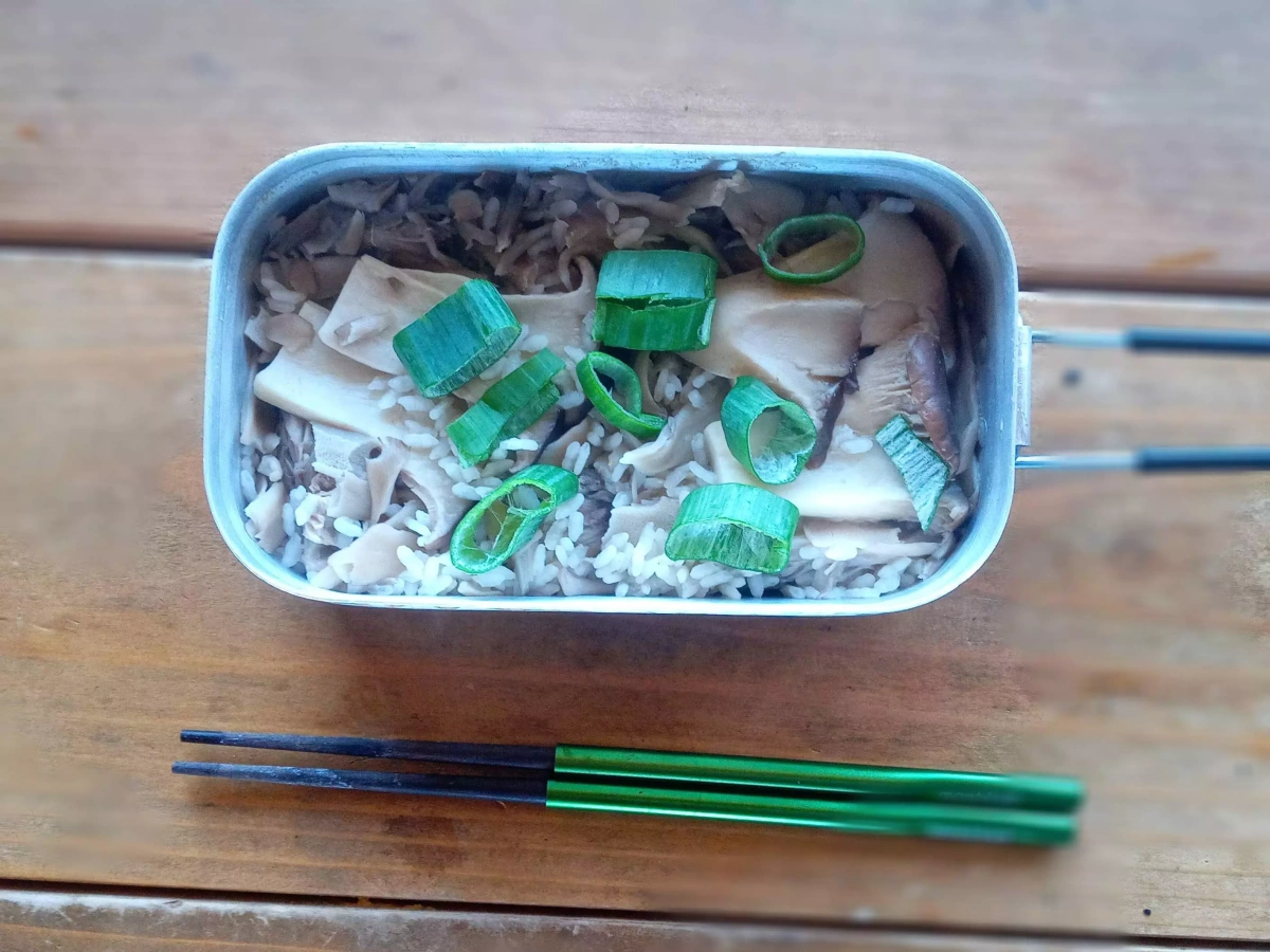 メスティン山ごはんレシピ-きのこ炊き込みご飯