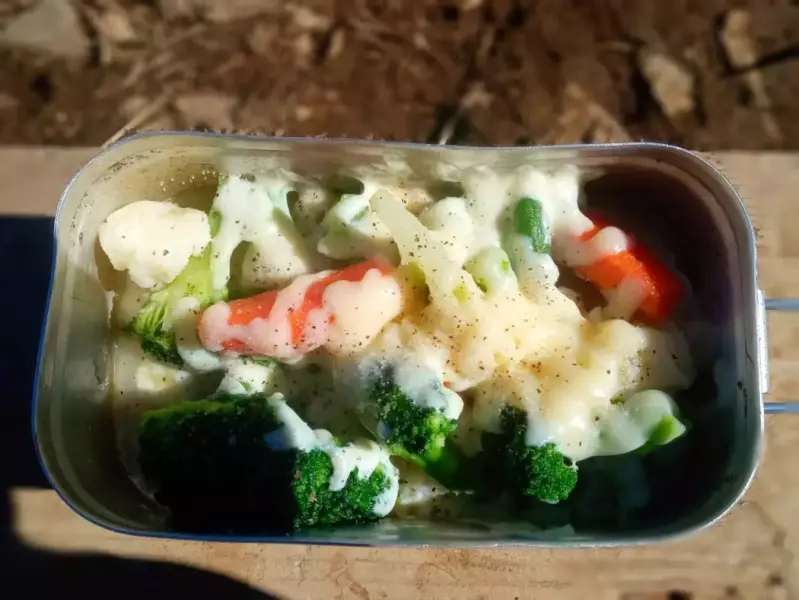 固形燃料で野菜のチーズ蒸し メスティンレシピ