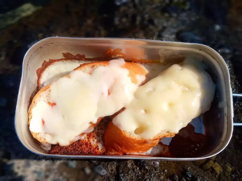 メスティン山ごはんレシピ-固形燃料でチーズトースト|調理器具・燃料・水筒|登山ギア|山のモノ|登山・トレラン・山スキーマガジン「山旅旅」