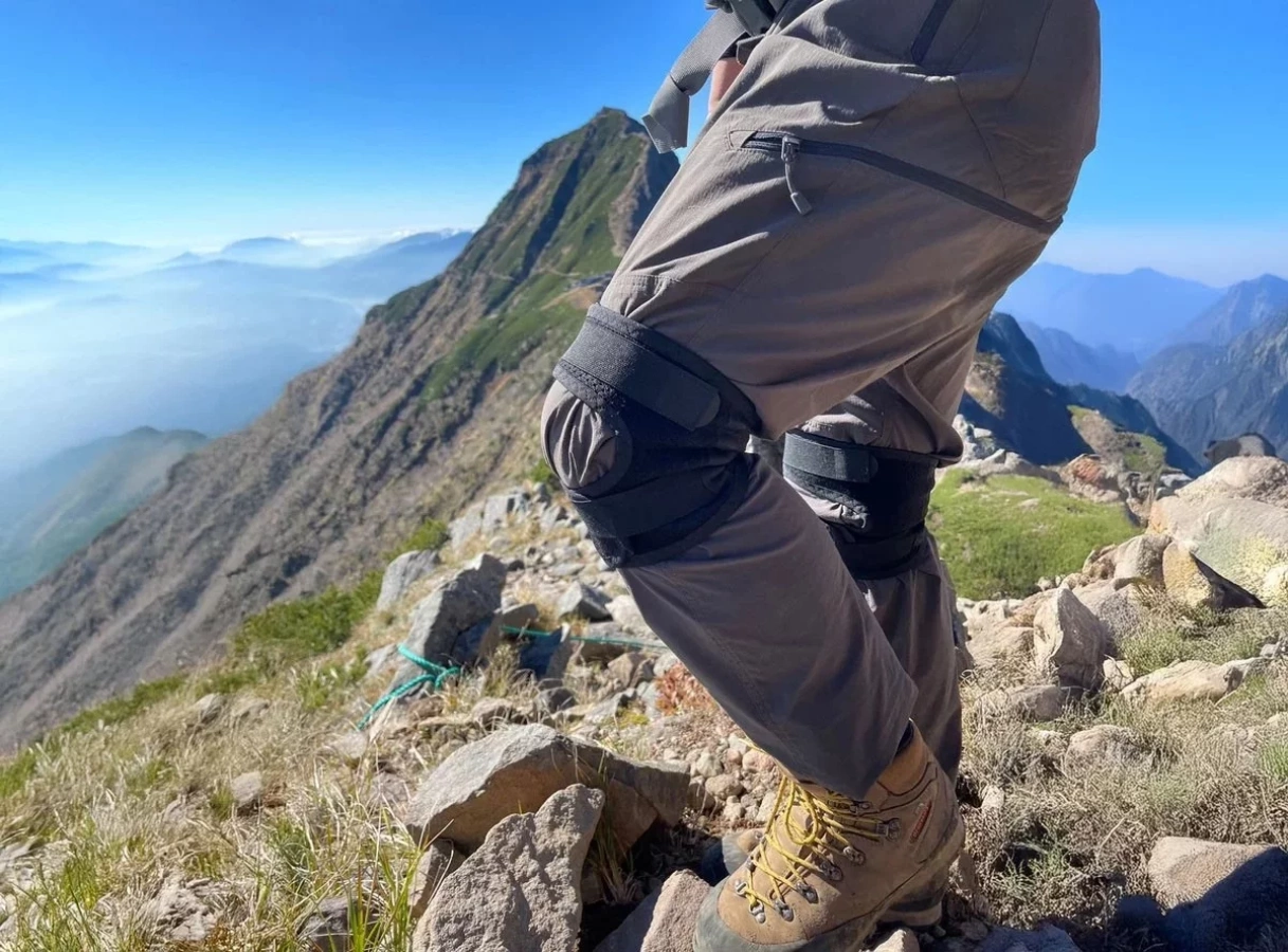 膝を守って絶景へ!登山の新定番・D&M「膝山保護太郎」徹底レビュー