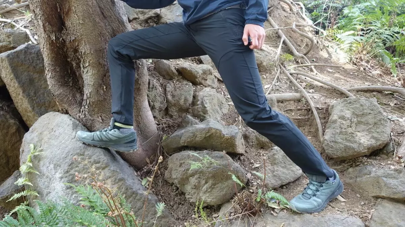 【レビュー】サロモン ウェイファーラー テーパードパンツ-特徴、履き心地