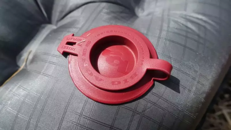 AXLエアーには吹き込んだ空気の逆戻りを防ぐ逆止弁付きの大型バルブが採用