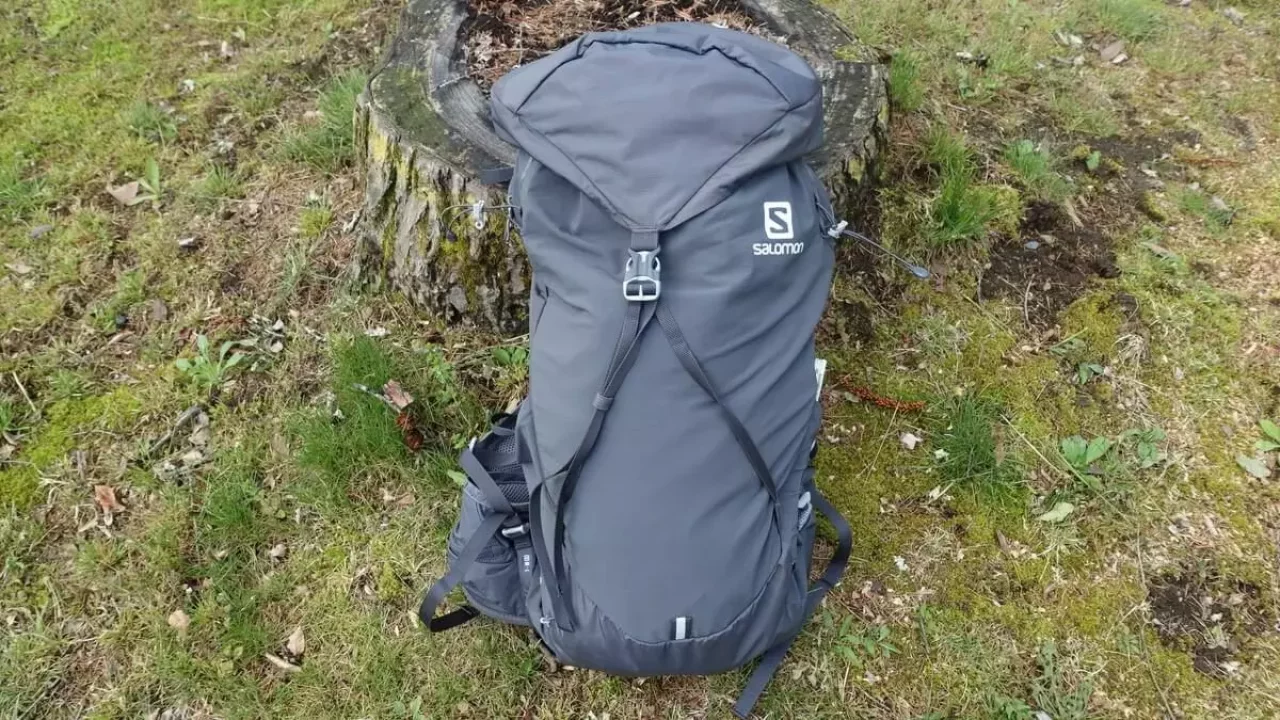 バックパックはサロモンの「OUT NIGHT 30+5」