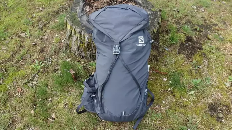 バックパックはサロモンの「OUT NIGHT 30+5」