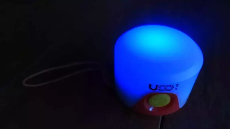 UCO LEDランタンの青いライト
