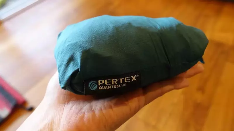 パッカブルにすれば手のひらに収まるほどの大きさ