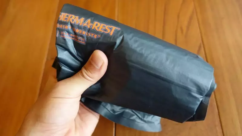 サーマレスト ネオエアーウーバーライト 畳んだサイズ