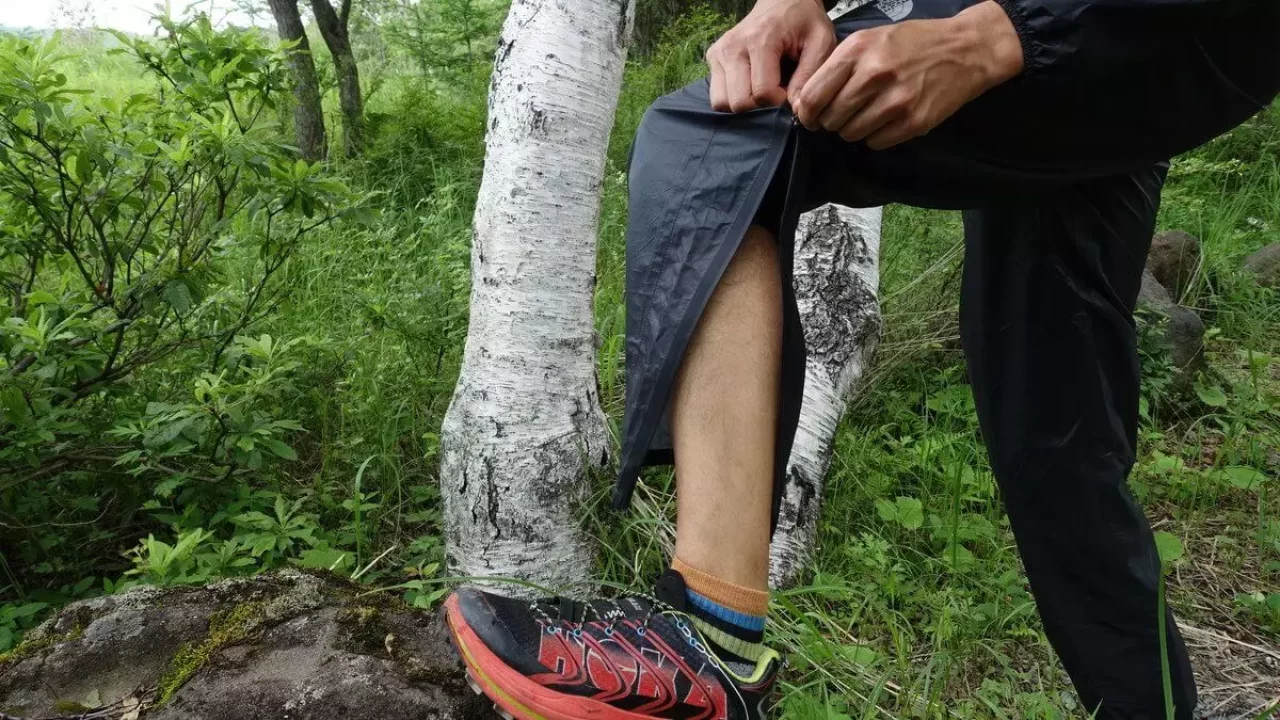 超軽量レインパンツ THE NORTH FACEストライクトレイルパンツのサイドのファスナー