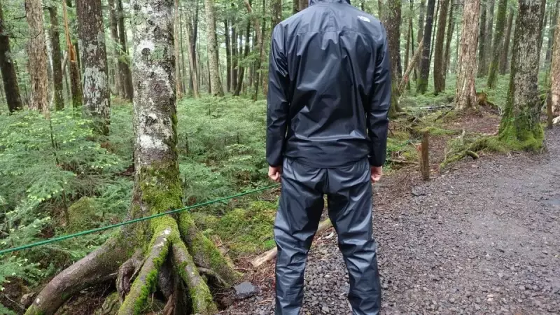 超軽量レインパンツ THE NORTH FACEストライクトレイルパンツのシルエット