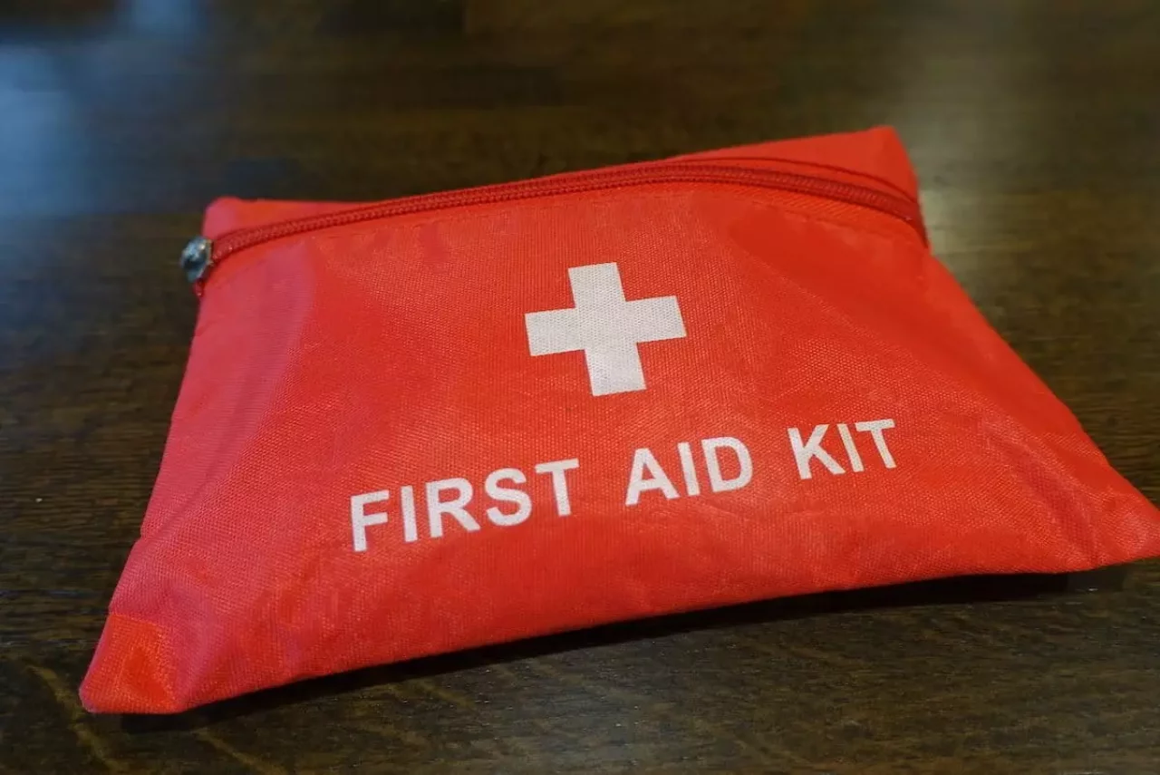 ファーストエイド&エマージェンシーキットをしまっておく袋は、必ず「赤」