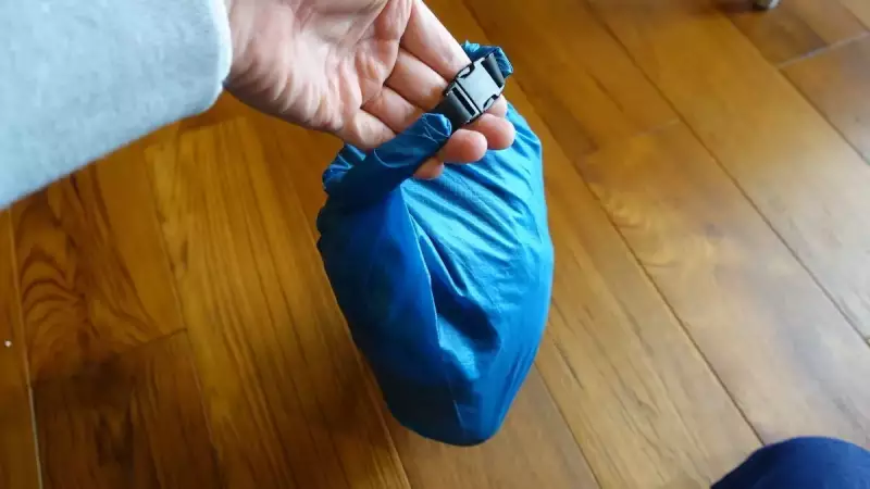 シルドライサックで荷物の出し入れ