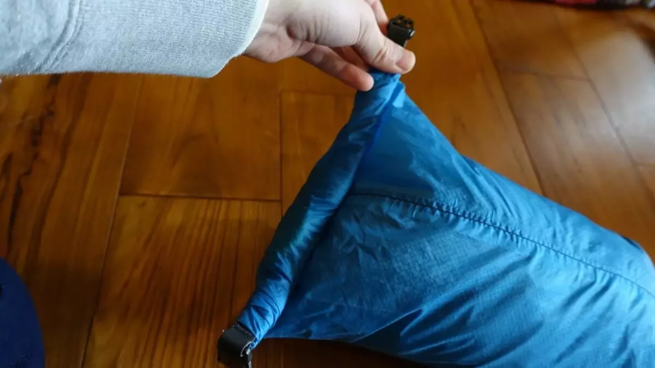 シルドライサックで荷物の出し入れ