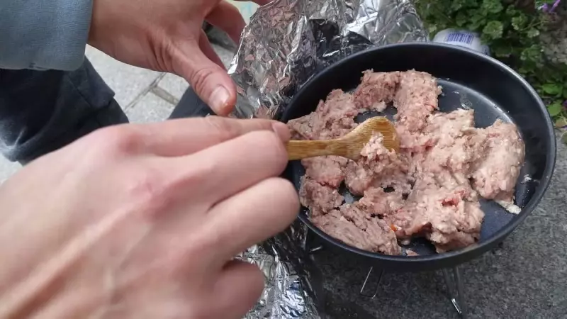 ひき肉を炒める