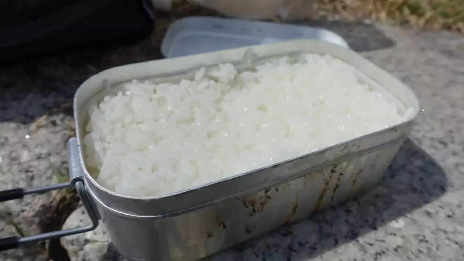 失敗しないメスティン炊飯-裏技とコツを解説(ガスバーナーと固形燃料)