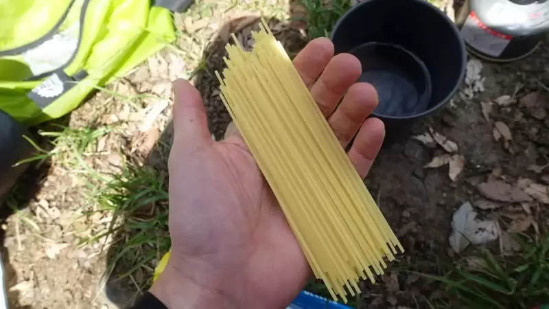 山ごはん『ベーコンとキノコとひじきのパスタ』の準備