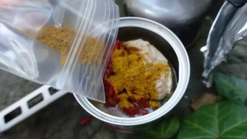 サバ缶で作る簡単山ごはん『サバ缶カレー』の作り方