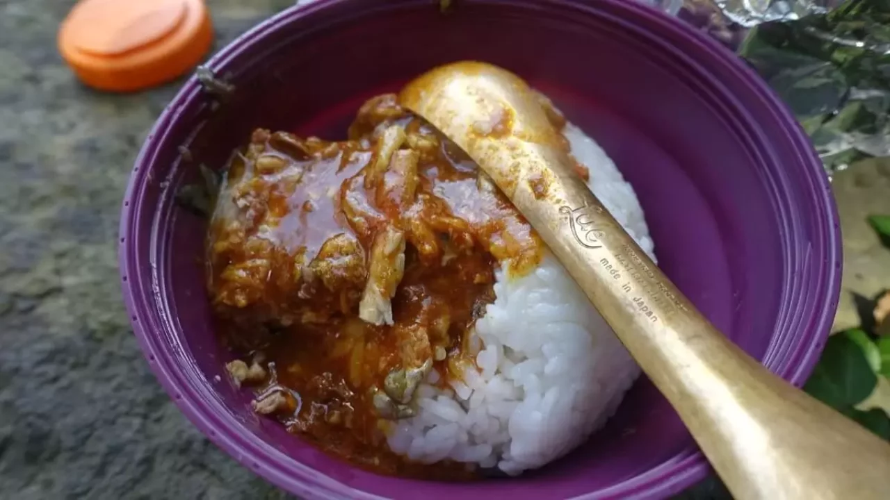 サバ缶で作る簡単山ごはん『サバ缶カレー』の作り方