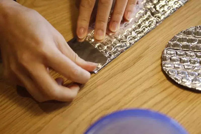 長方形のアストロフォイルの端と端をアルミテープで貼り合わせます。