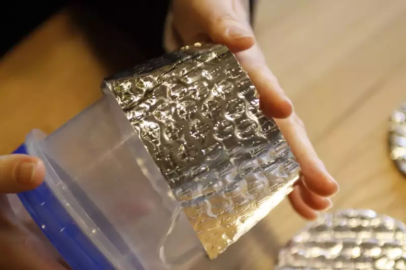 スクリューロックの奥までしっかりと押し込みます。