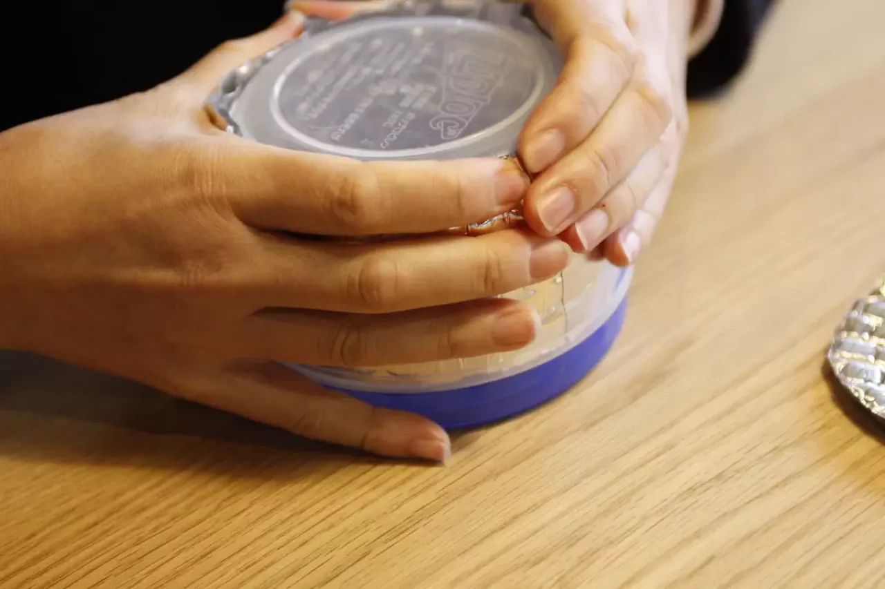 円柱の形になったアストロフォイルをスクリューロックの底の形に沿うように手で押して形を作っていきます。