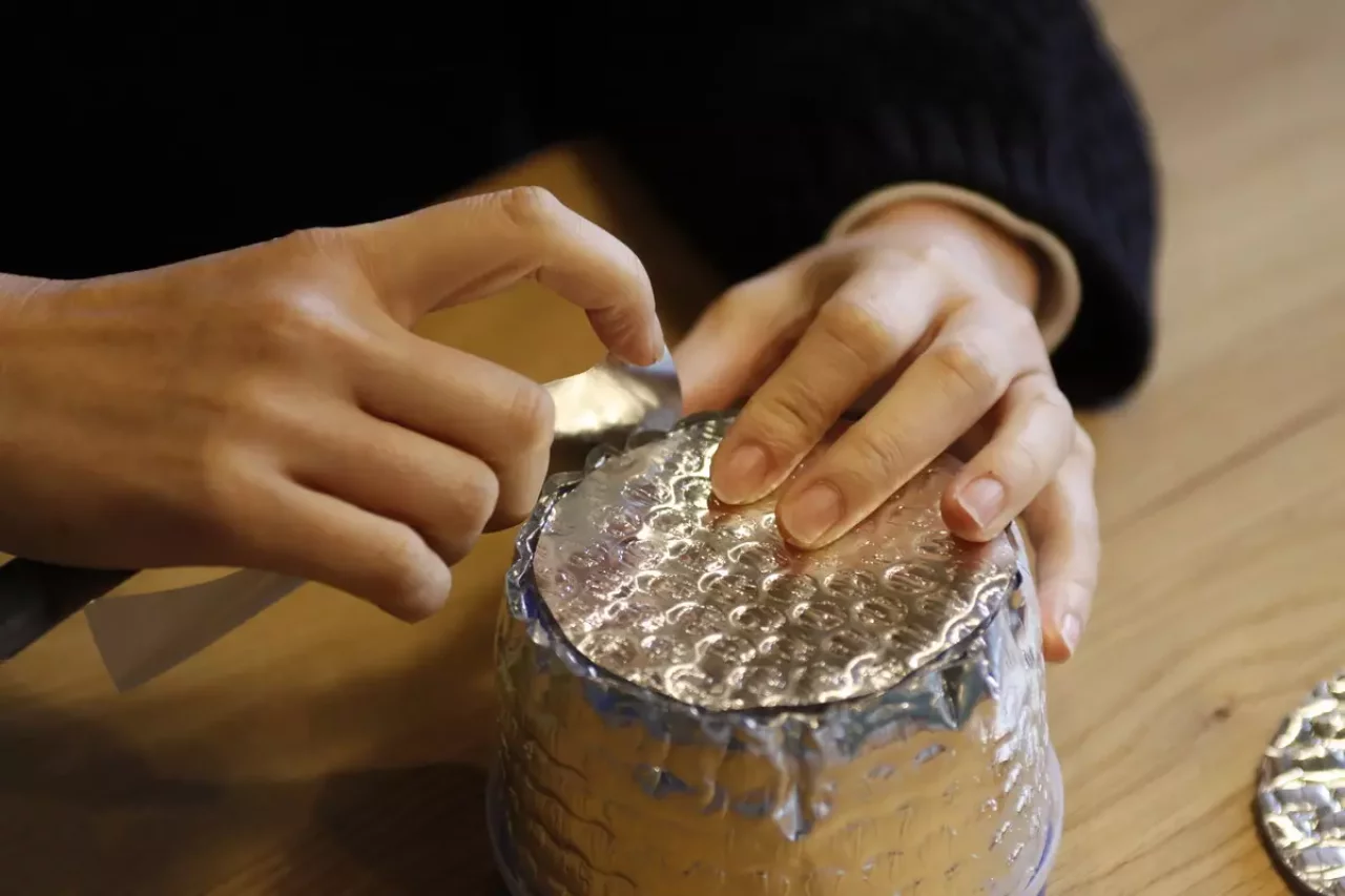 アルミテープの幅の半分をアストロフォイルの側面に貼っていきます。