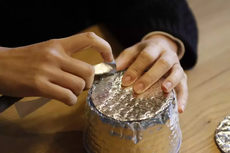 アルミテープの幅の半分をアストロフォイルの側面に貼っていきます。