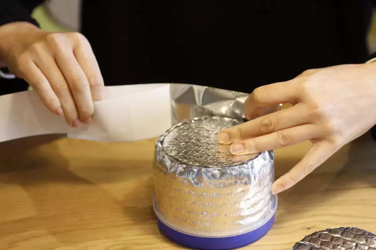 一気にアルミテープをはがさず少しずつ張りましょう。