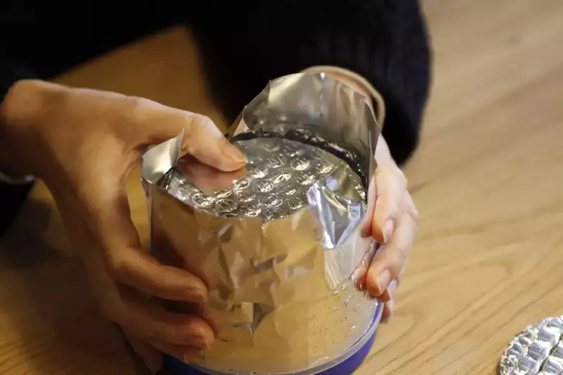 スクリューロックの底に乗せた丸いアストロフォイルの形に合わせて、12時、3時、6時、9時のポイントを先にアルミテープで固定