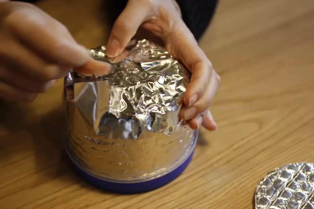 底に乗せた丸いアストロフォイルの形に合わせて、押し付けるように貼り合わせていきます。