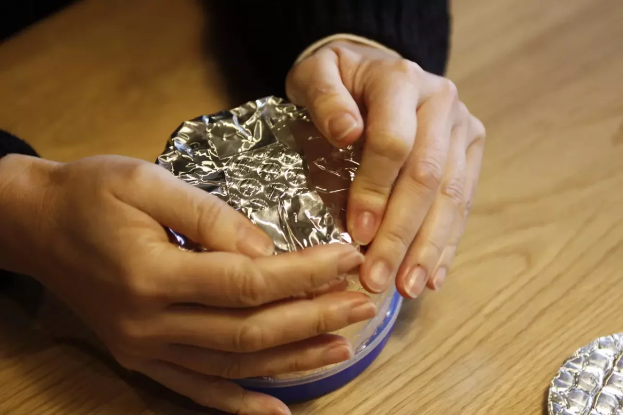 底に乗せた丸いアストロフォイルの形に合わせて、押し付けるように貼り合わせていきます。