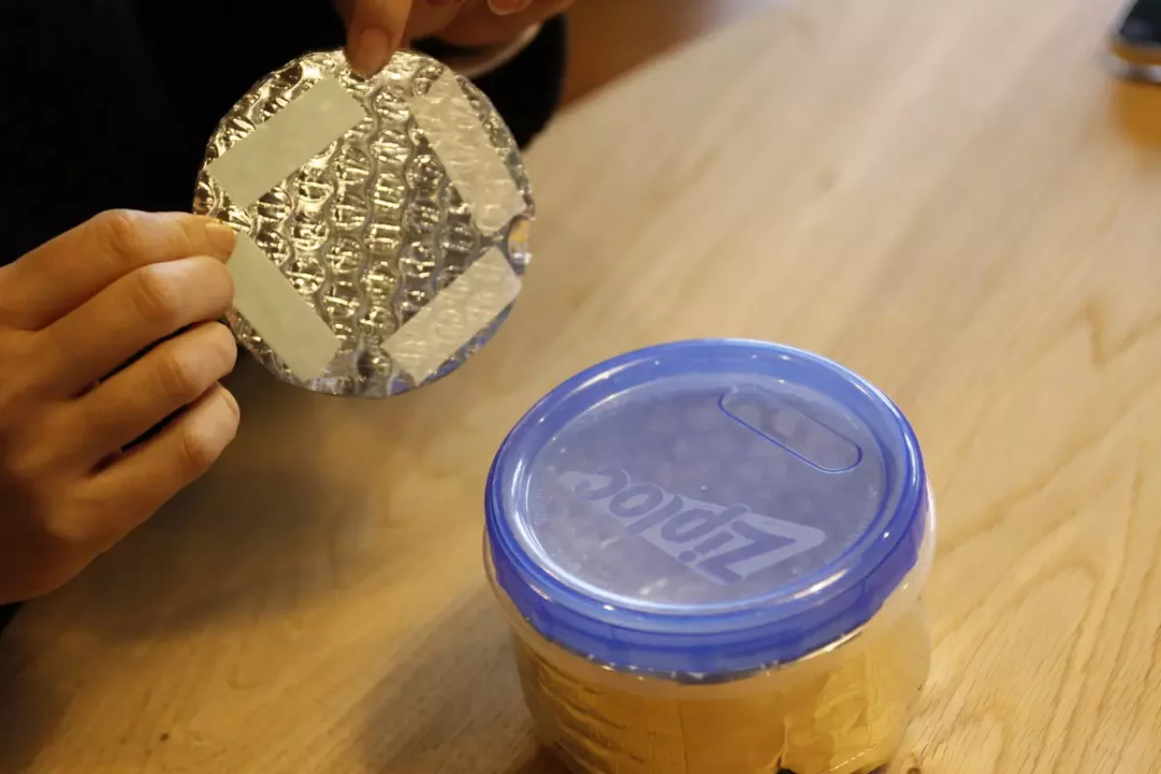 最後に両面テープが貼られた丸いアストロフォイルをスクリューロックの蓋に貼って完成