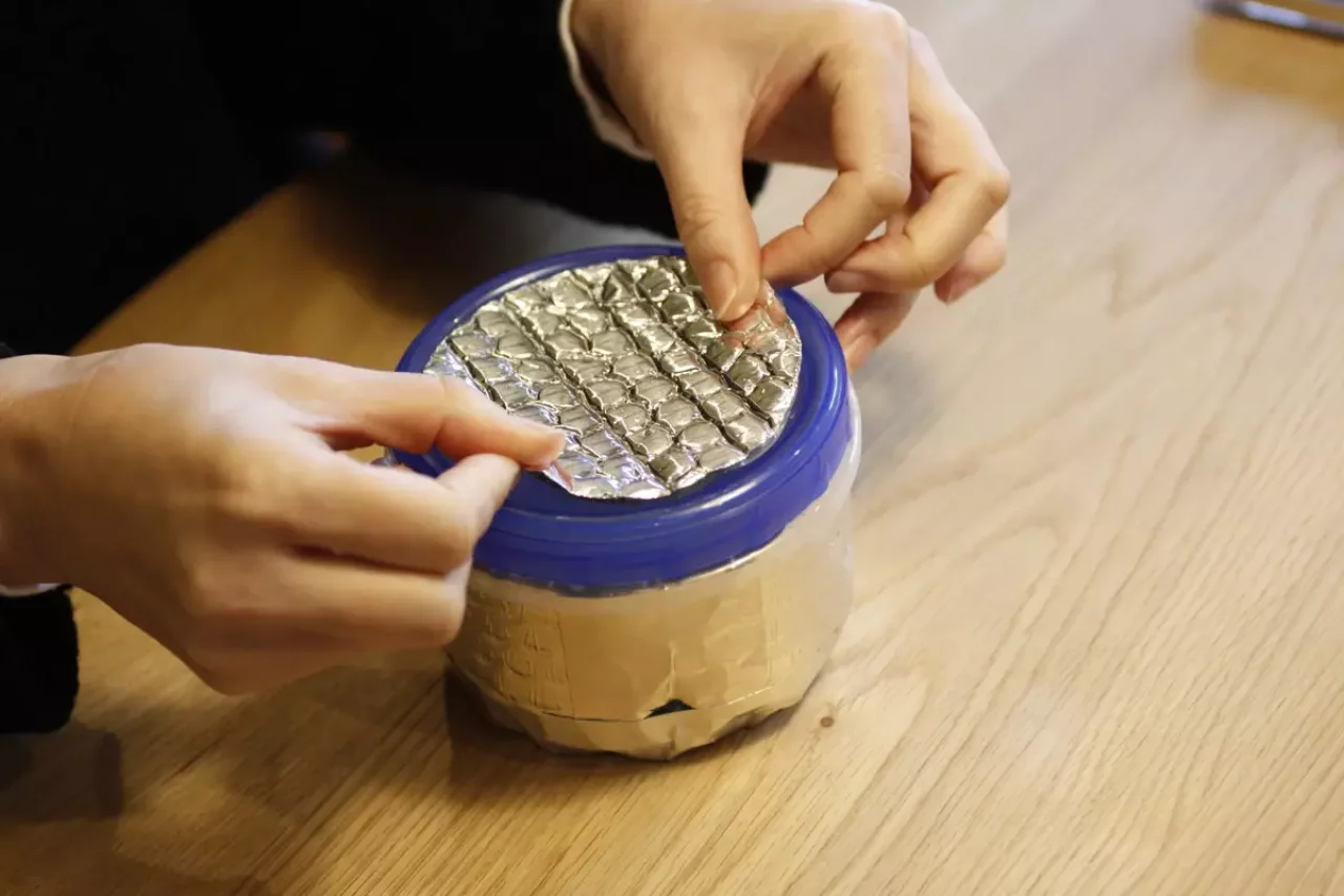 最後に両面テープが貼られた丸いアストロフォイルをスクリューロックの蓋に貼って完成