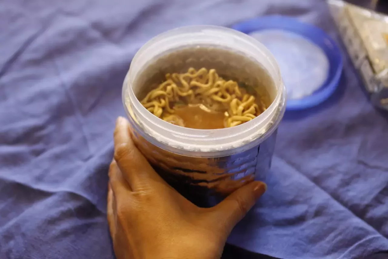 半分のスープでカップラーメンを楽しむ