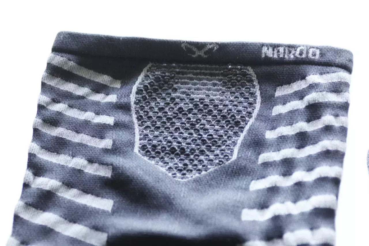 ブレスホールは鼻から口元までを覆いかぶさる様な配置で息がしやすく