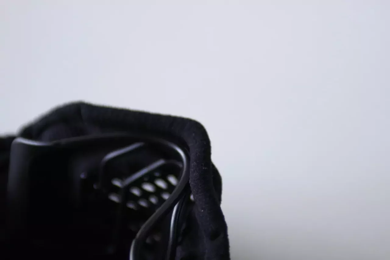 鼻部分には形状記憶素材のノースクリップ